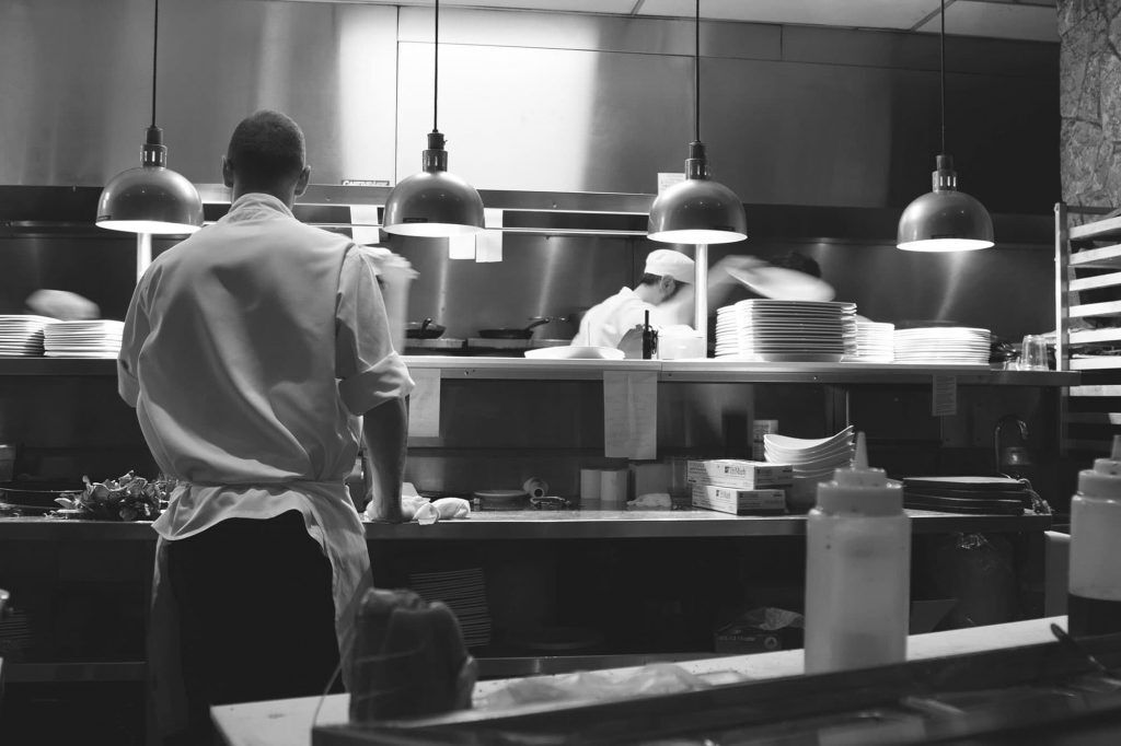 personal i köket restaurang svartvit